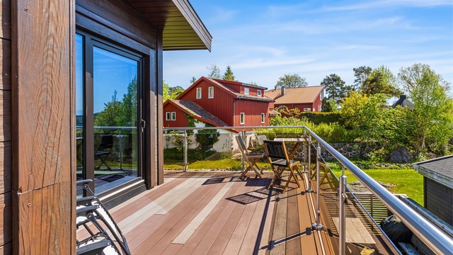 Balkongen i 2 etg. har tilgang fra hovedsoverom og stue/soverom. Balkongen er solrik og har flott utsikt.
