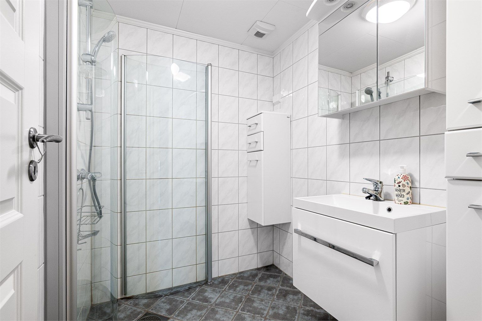 Badet er fornyet i senere år. Gulv og vegger er flislagt, i gulvet er det varme.