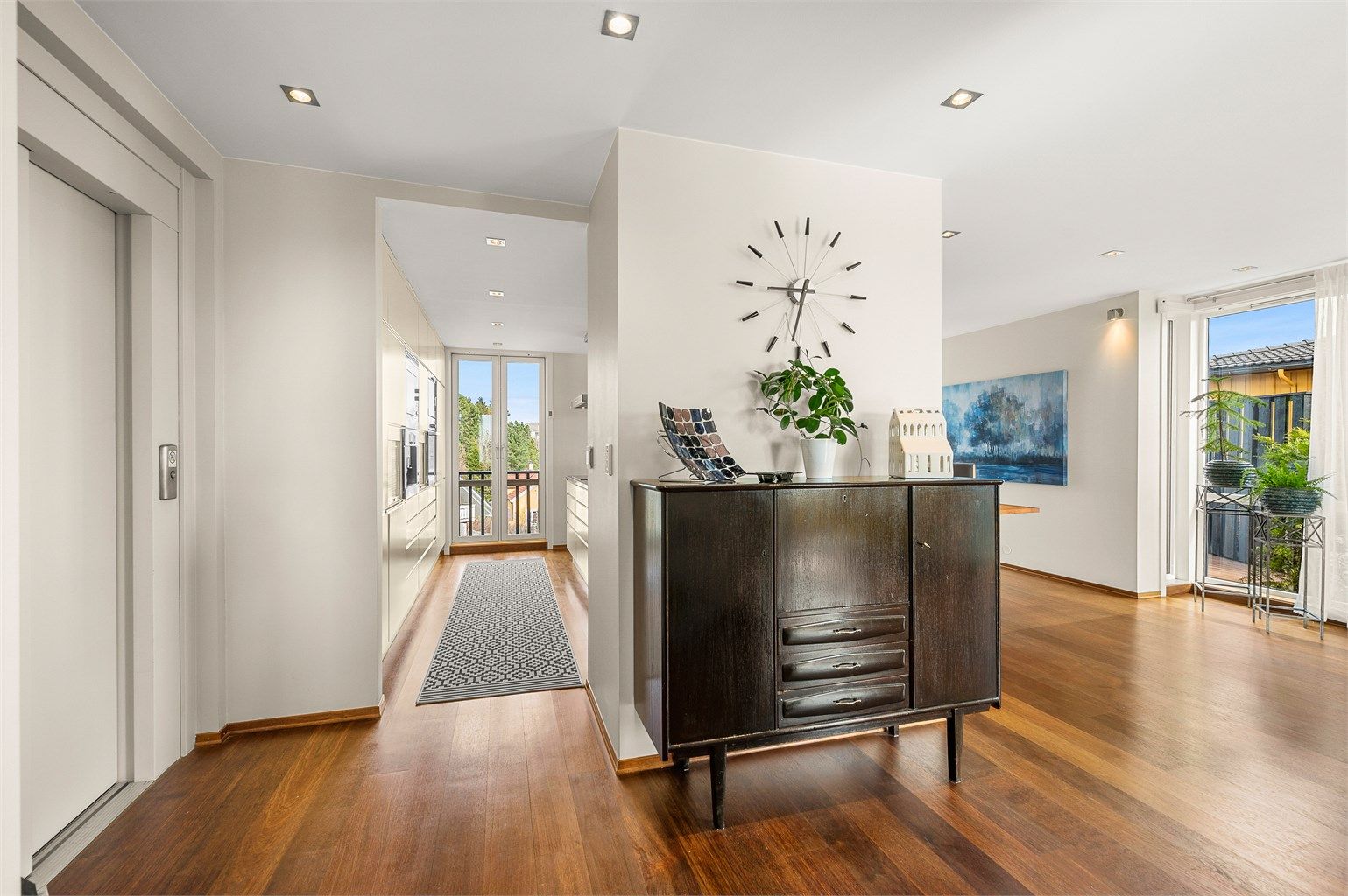 Oppholdsrommene har en gjennomgående god planløsning, med store vindusflater og rikelig med dagslys som gir en lys og innbydende atmosfære.