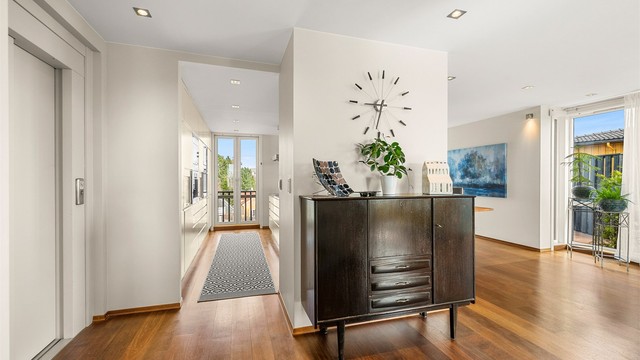 Oppholdsrommene har en gjennomgående god planløsning, med store vindusflater og rikelig med dagslys som gir en lys og innbydende atmosfære.