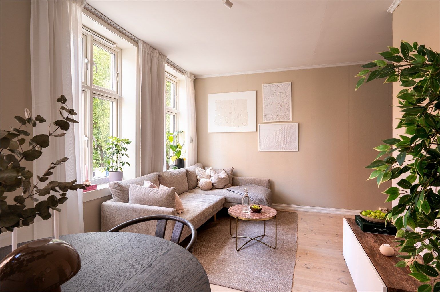 Her er det god takhøyde og pene tregulv