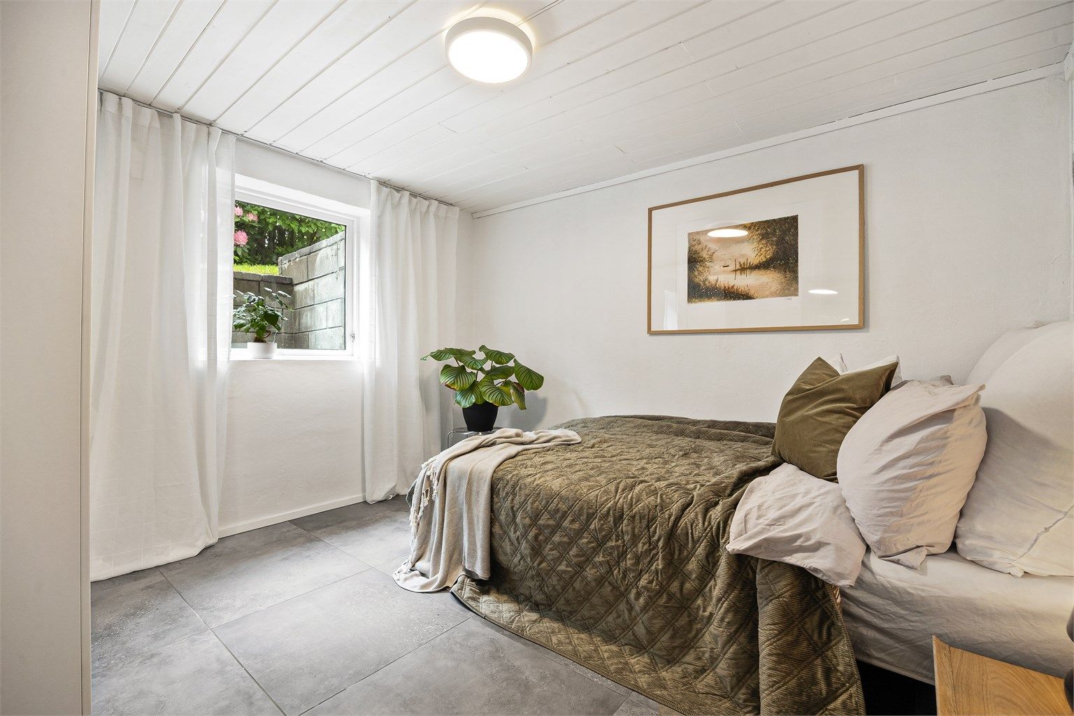 Hybelens soverom har varmekabler og flislagt gulv. Det er også innredet med garderobeskap. 