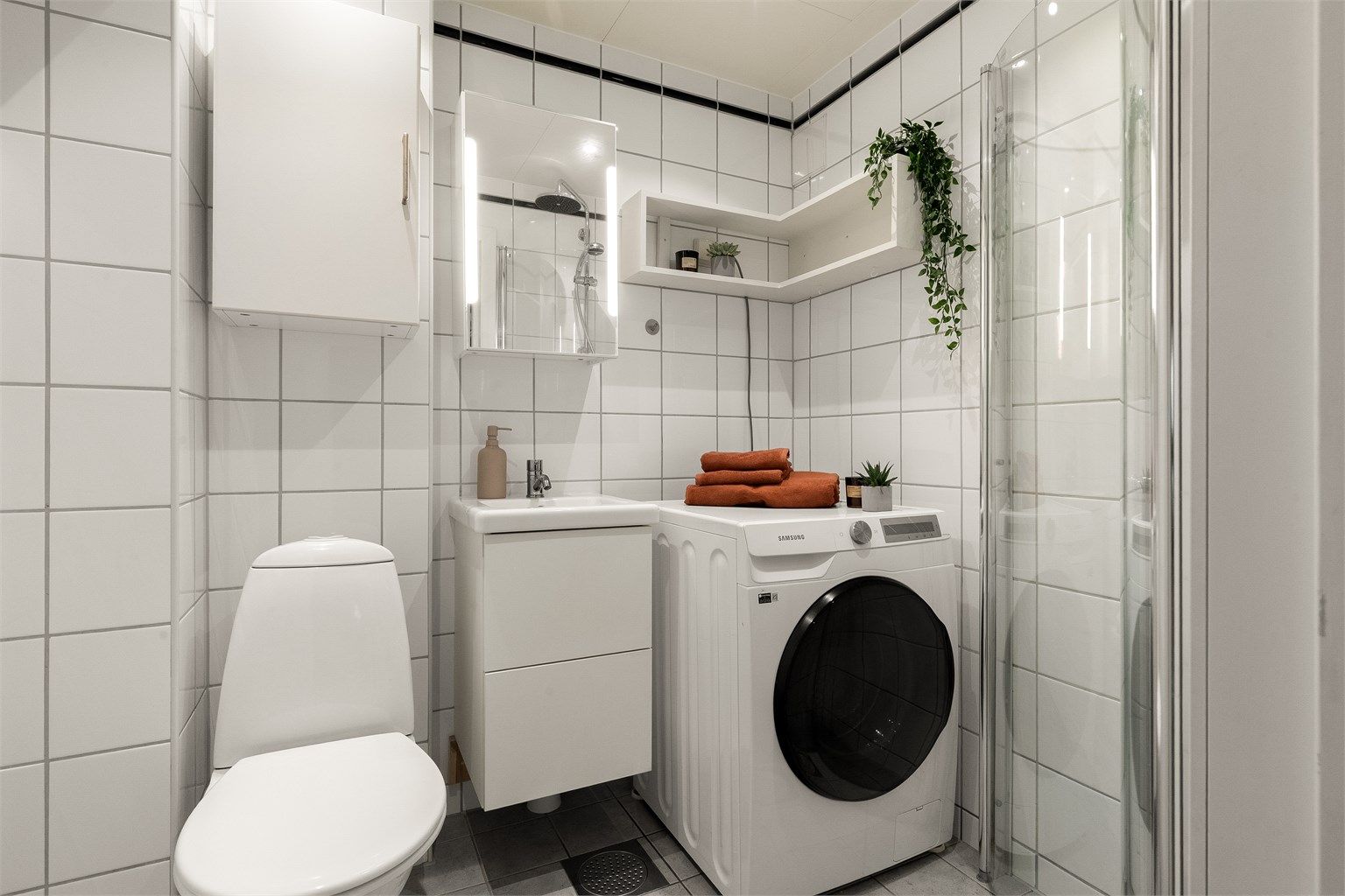 Flislagt bad med gulvvarme pusset opp i regi av borettslaget i 2004.