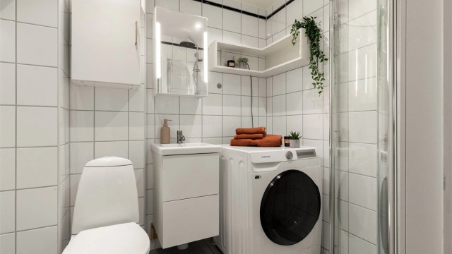 Flislagt bad med gulvvarme pusset opp i regi av borettslaget i 2004.