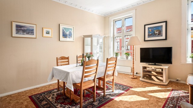 Varmtvann og internett er inkludert i felleskostnadene.