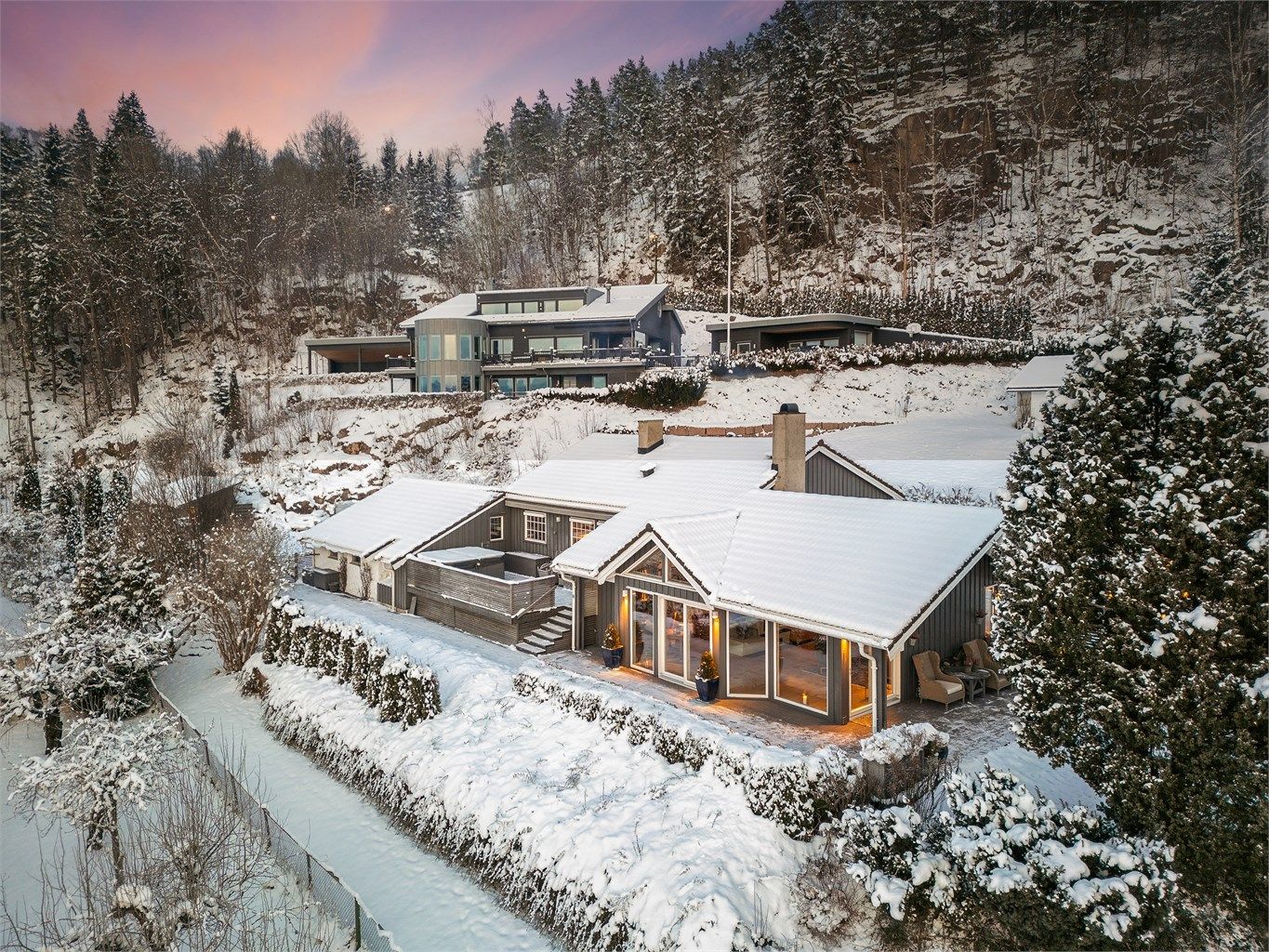 Eiendommen ligger høyt og fritt på Liers solside, i et rolig område med sen kveldssol.
Foto: Stine Prøitz Jørgensen