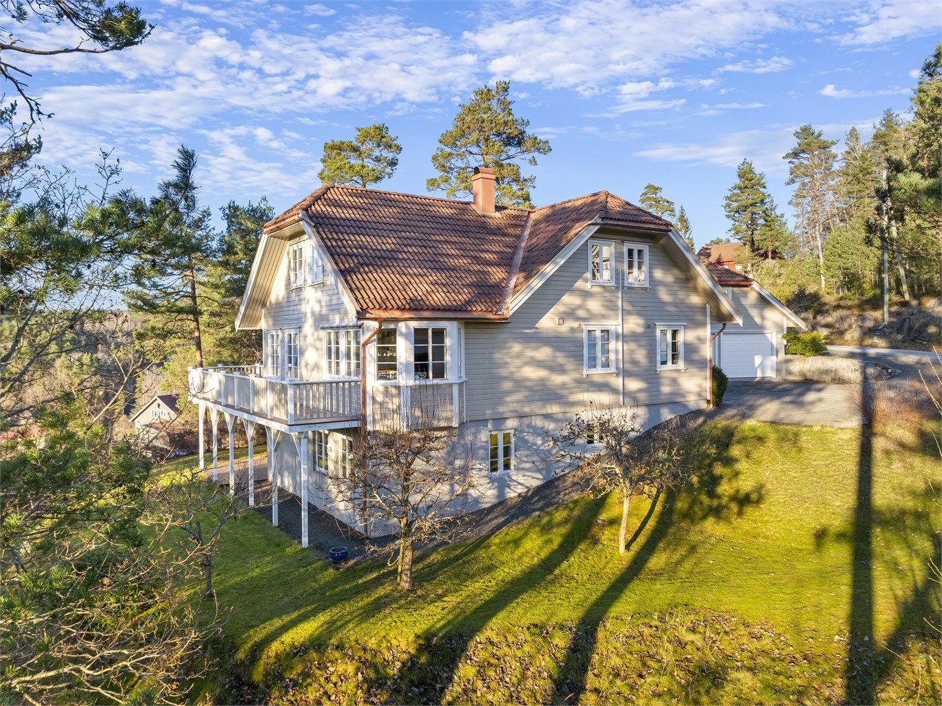 Her får man "alt", som i gode solforhold, hage, dobbel garasje, uteleieleilighet i underetasjen og mye mer.