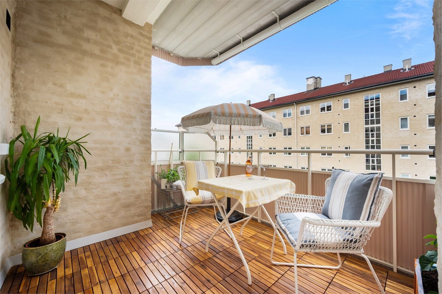 Velkommen til stor og lun 2-roms i Helgesens gate 78D.
Vestvendt balkong på 7 kvm.