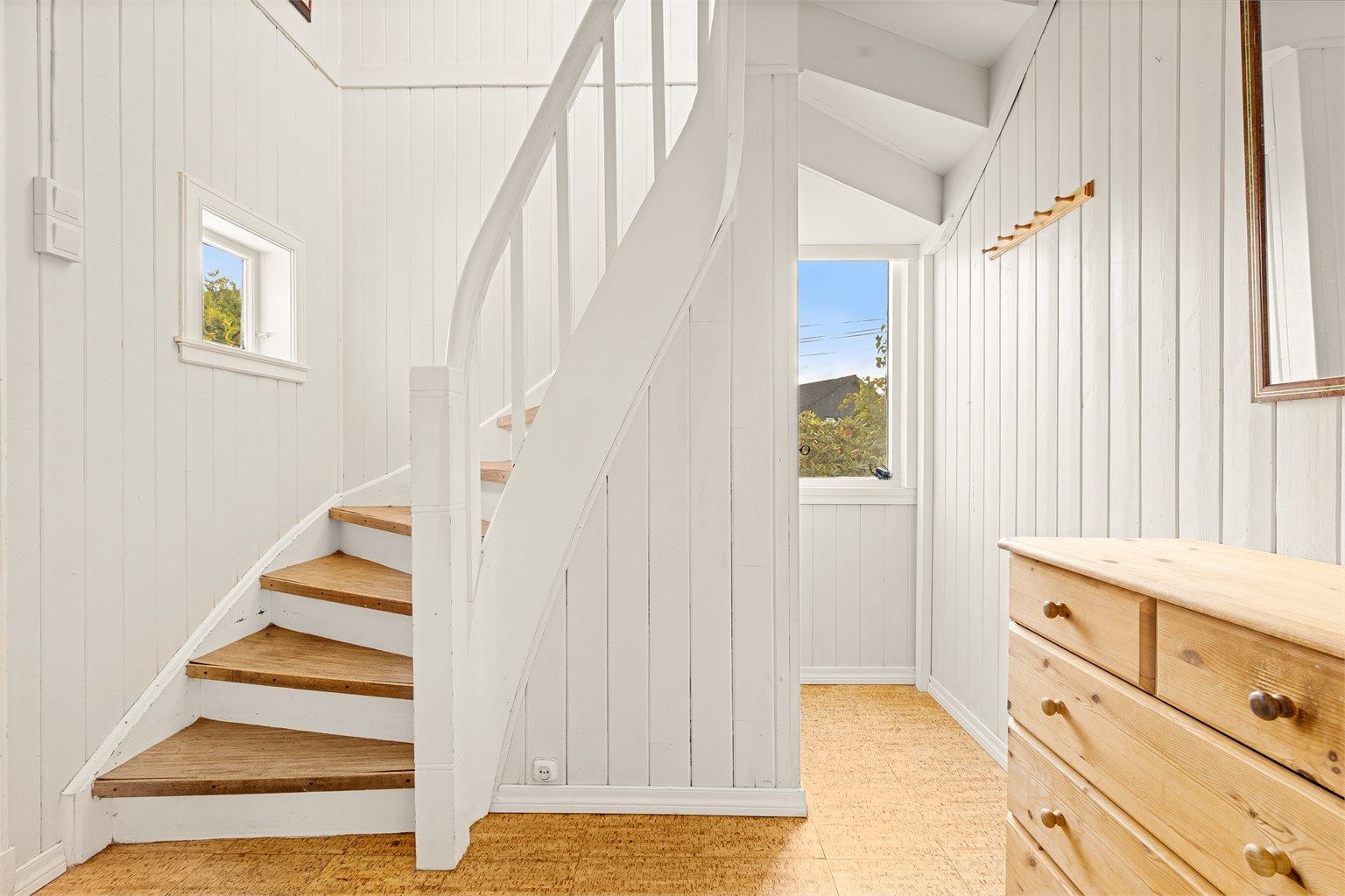 Bli med opp i boligens loftsetasje.