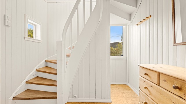 Bli med opp i boligens loftsetasje.