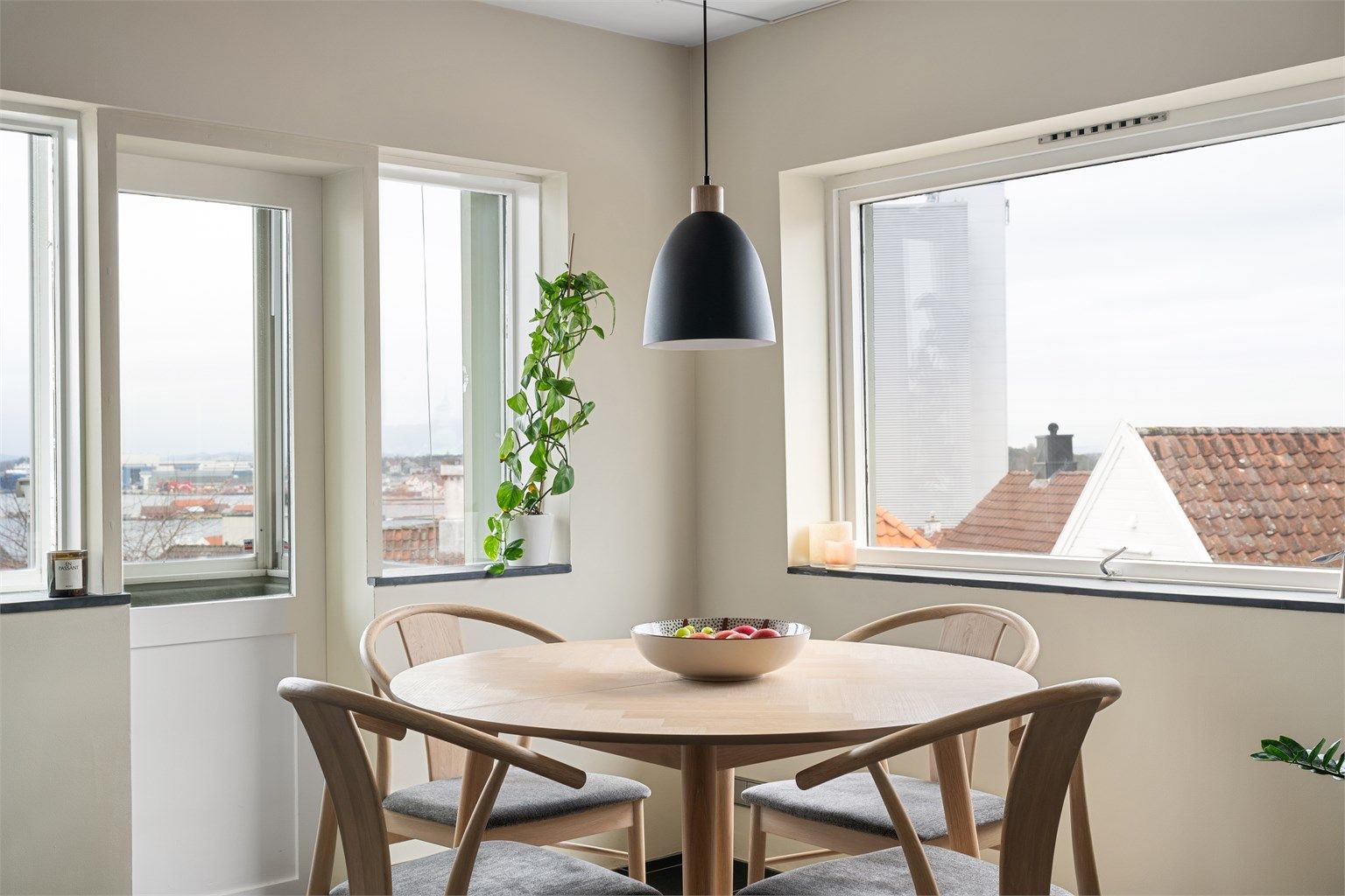 Hyggelig spisestue med store vindusflater