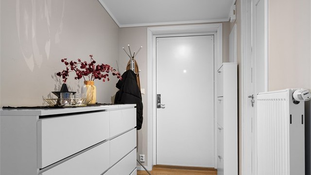 Sikringsskapet med automatsikringer er praktisk plassert i entréen.