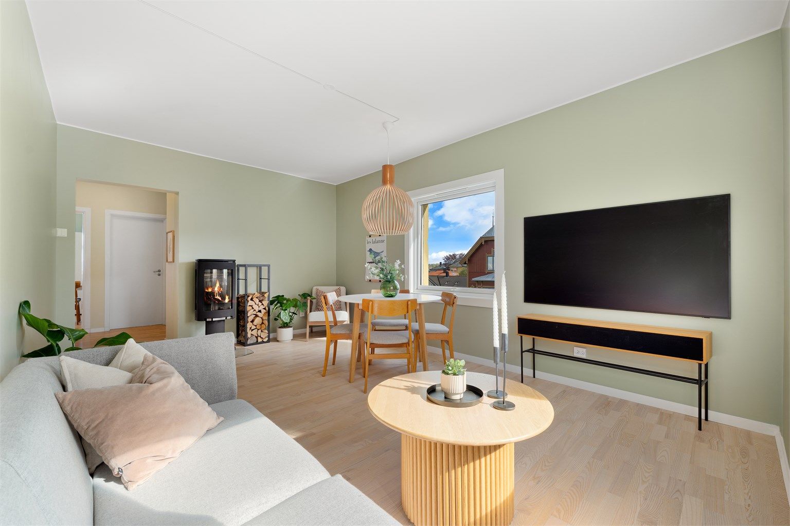 Her har man god plass til sofagruppe med tilhørende TV-møblement samt spisegruppe. 