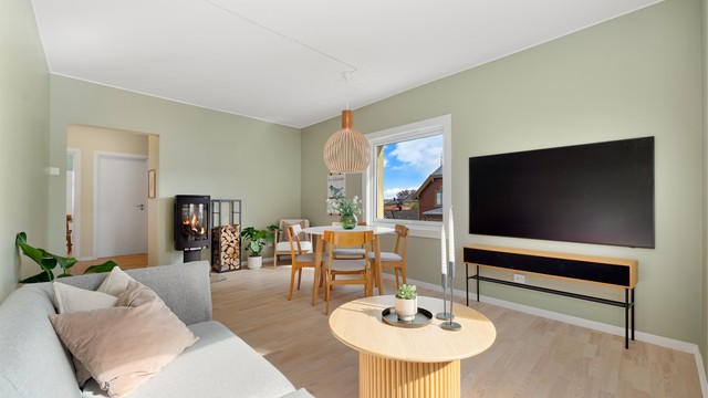 Her har man god plass til sofagruppe med tilhørende TV-møblement samt spisegruppe.