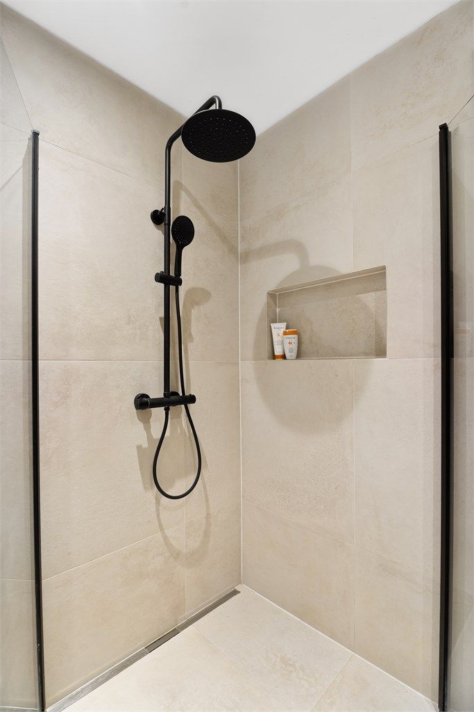 Dusjnisjen m/regndusj er av god størrelse, og er større enn standard mål. Det er også en innfelt dusjhylle som passer ypperlig til oppbevaring av produkter o.l. 