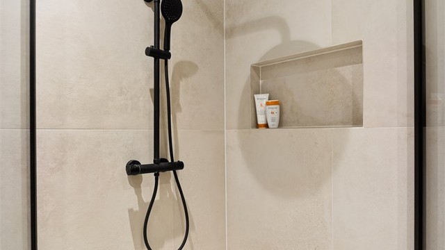 Dusjnisjen m/regndusj er av god størrelse, og er større enn standard mål. Det er også en innfelt dusjhylle som passer ypperlig til oppbevaring av produkter o.l.