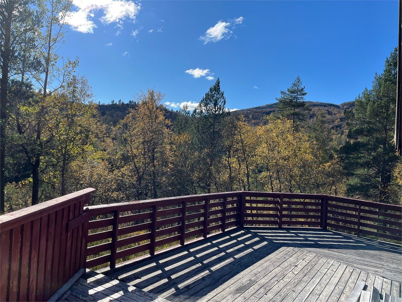 Solrik veranda med flott utsikt.