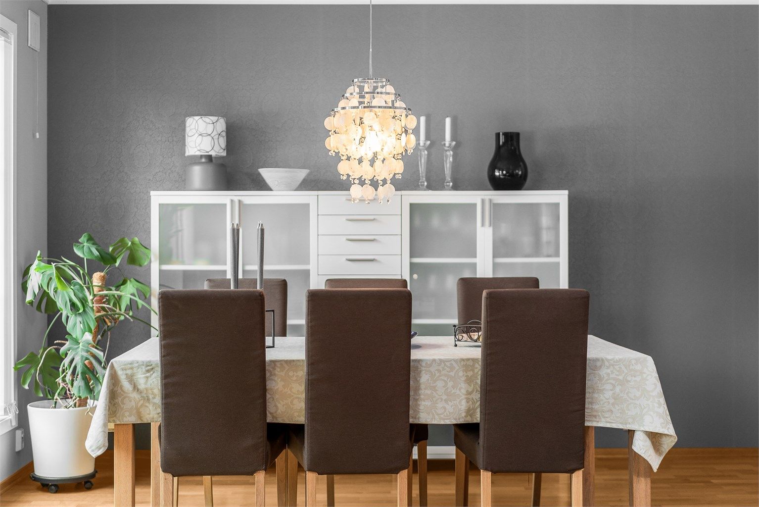 Spisestuen har god plass til å samle familie og venner.