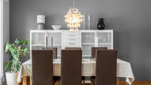 Spisestuen har god plass til å samle familie og venner.