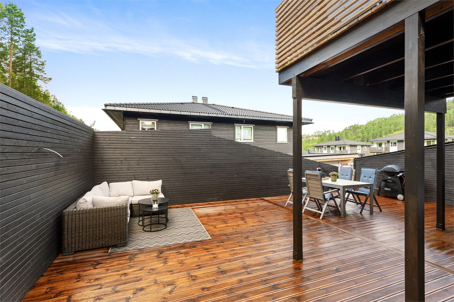 Stor og skjermet markterrasse på 130 kvm med utgang fra hovedsoverom.