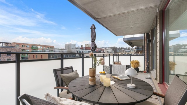 Balkongen ligger mot syd og har meget gode solforhold.