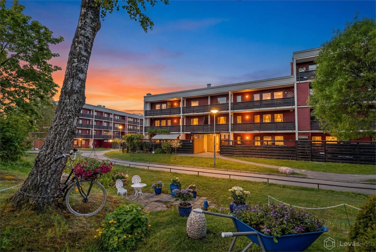 Velkommen til Nordsetergrenda 15 D, en lekker toppleilighet. (Kveldslyset er AI-redigert).