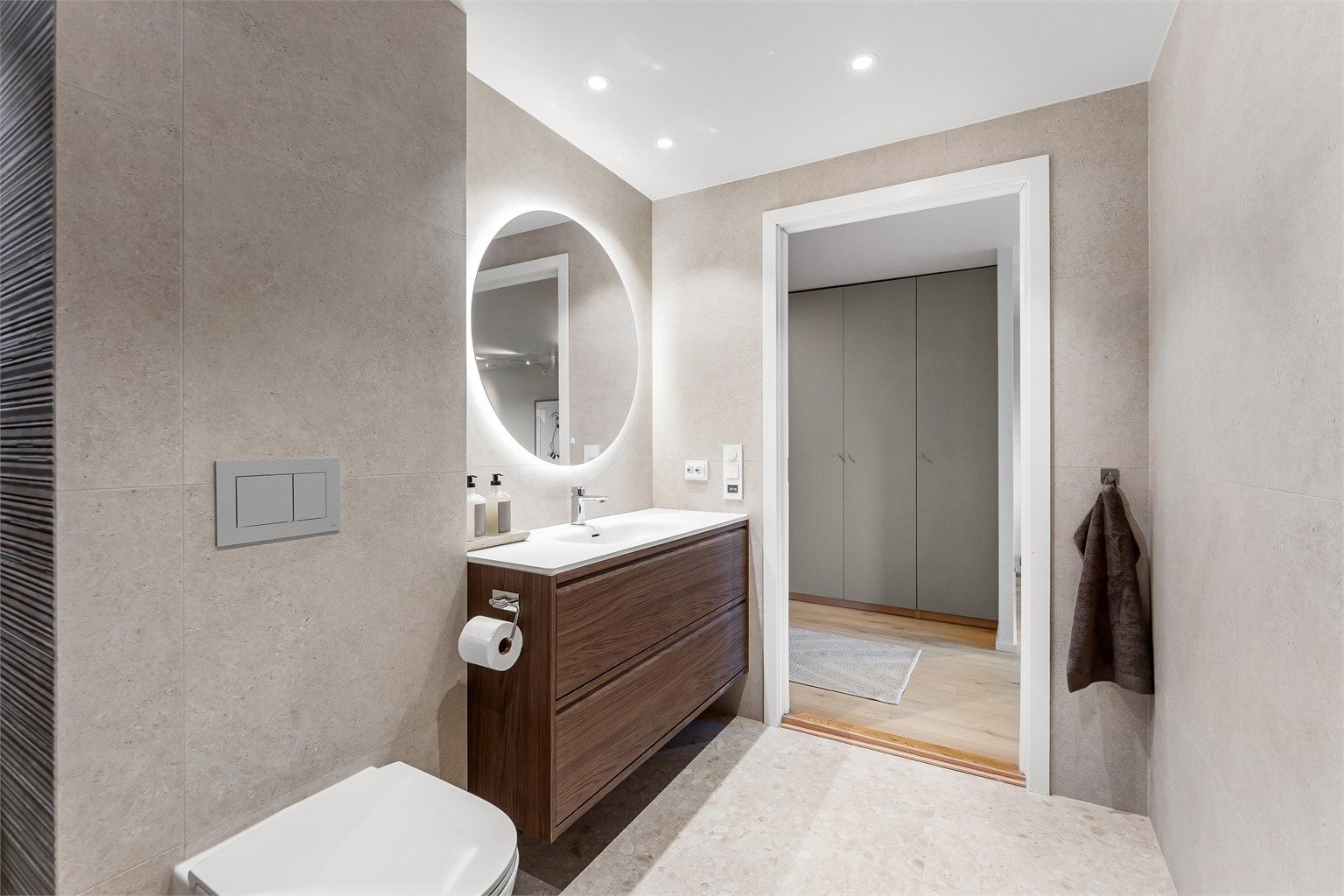 Badet ble bygget i 2026, med flislagte overflater, downlights og elektrisk gulvvarme.