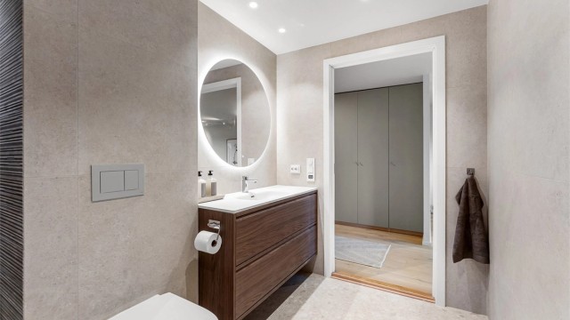 Badet ble bygget i 2026, med flislagte overflater, downlights og elektrisk gulvvarme.