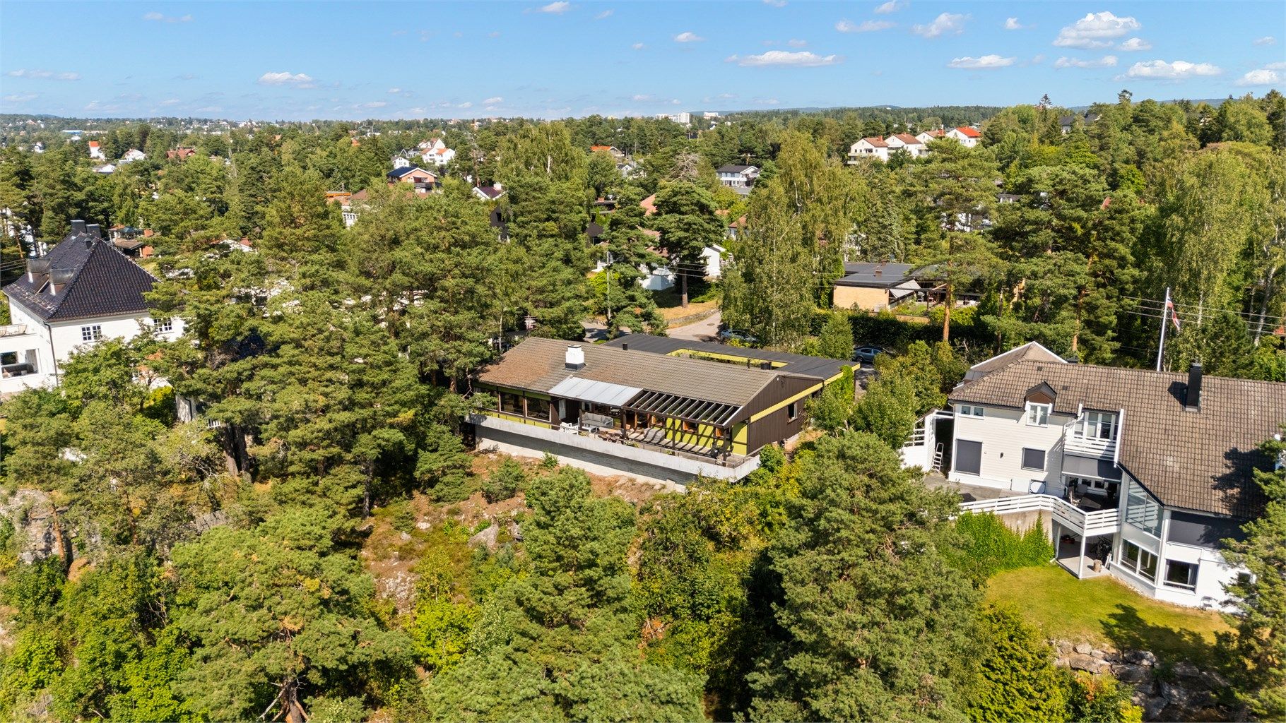 Eiendommen ligger flott til i en liten blindvei, i et særdeles barnevennlig boområde med kort vei til bl.a. stort friområde, Nordstrand barne- og ungdomsskole, kollektivtransport og servicetilbud