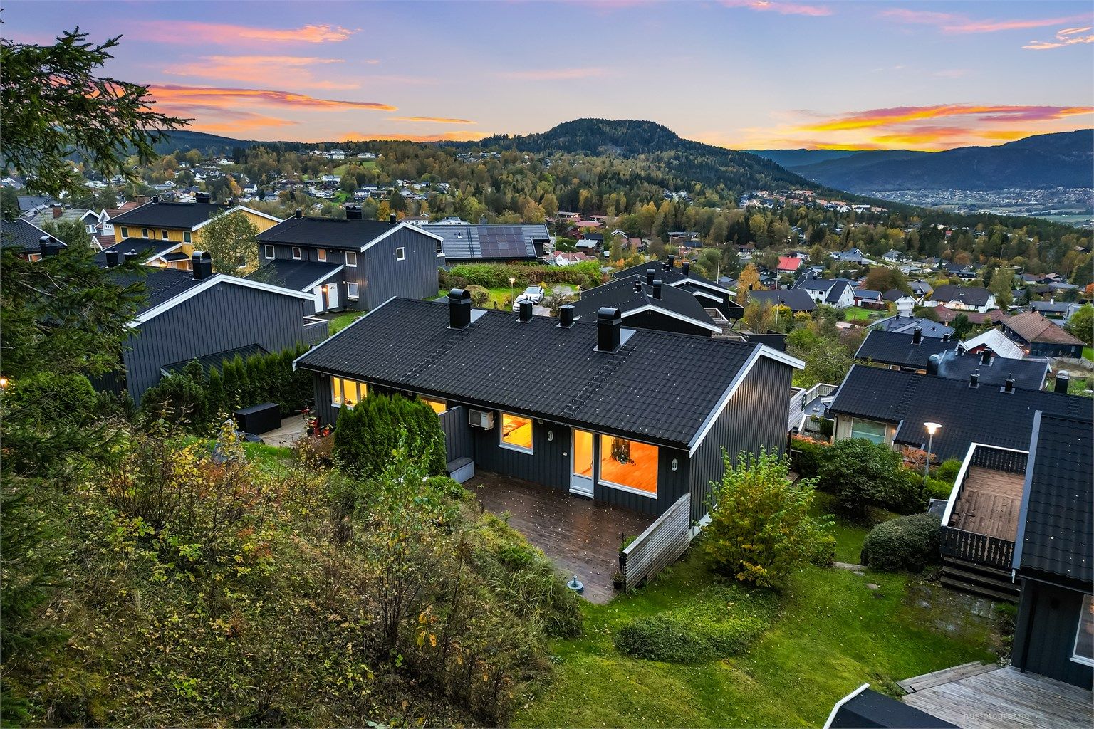 Halvpart av vertikaldelt tomannsbolig beliggende helt i skogkanten på attraktive og veletablerte Konnerud. 