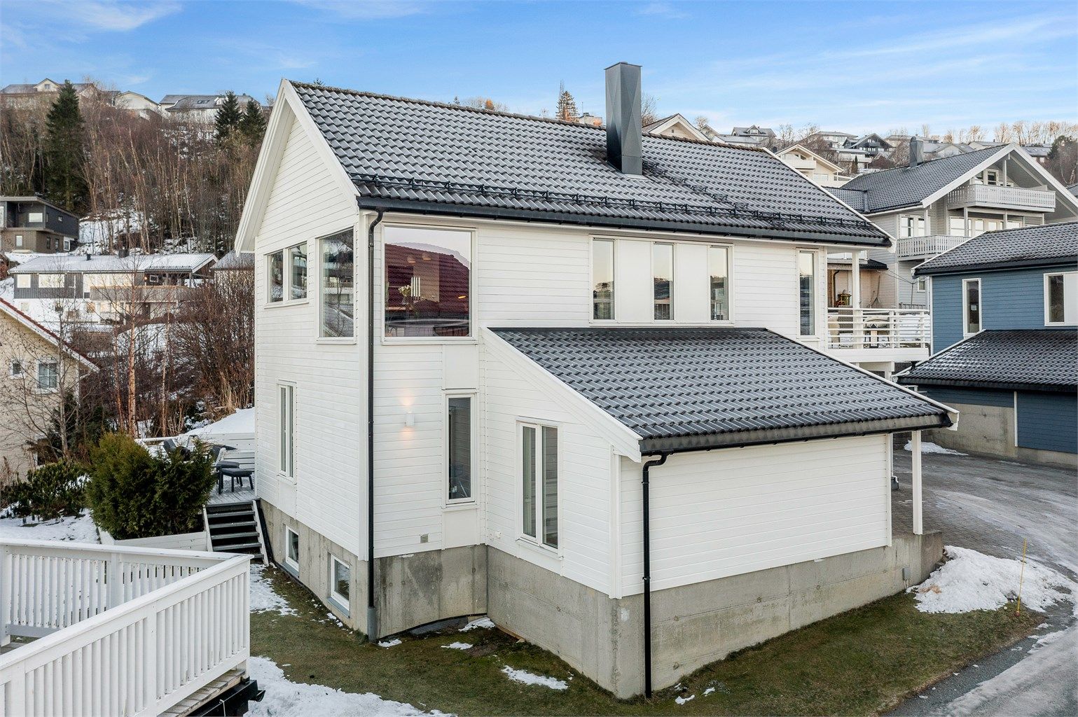 Her bor du med kort vei til både sjø og marka, og kan nyte flotte rekreasjonsområder som Vikhammerstrand og Midtsandtangen med sandstrender, grøntarealer og gode fasiliteter. For turglade finnes det fine stier i nærområdet. 