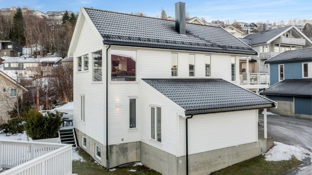 Her bor du med kort vei til både sjø og marka, og kan nyte flotte rekreasjonsområder som Vikhammerstrand og Midtsandtangen med sandstrender, grøntarealer og gode fasiliteter. For turglade finnes det fine stier i nærområdet.