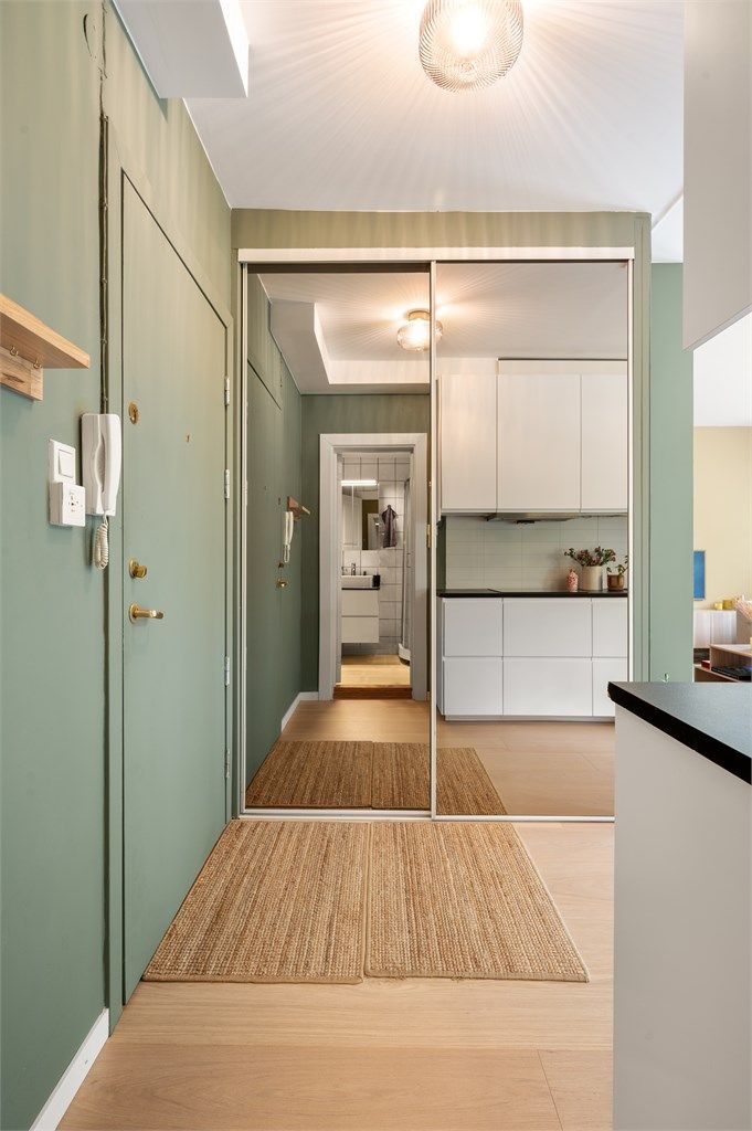 I entréen er det god plass til oppbevaring av yttertøy og sko i stor skyvedørsgarderobe med speilfronter.