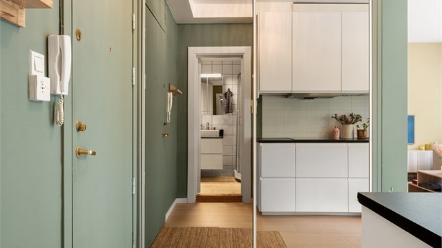 I entréen er det god plass til oppbevaring av yttertøy og sko i stor skyvedørsgarderobe med speilfronter.