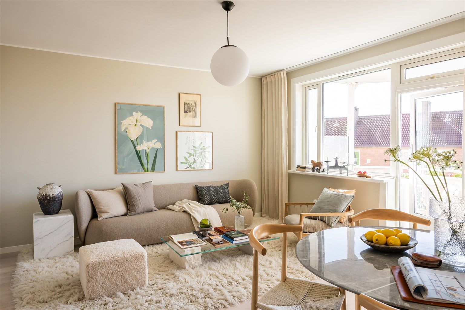 Stuen er lys og luftig med god plass til å møblere med sofa, salongbord og TV-seksjon.