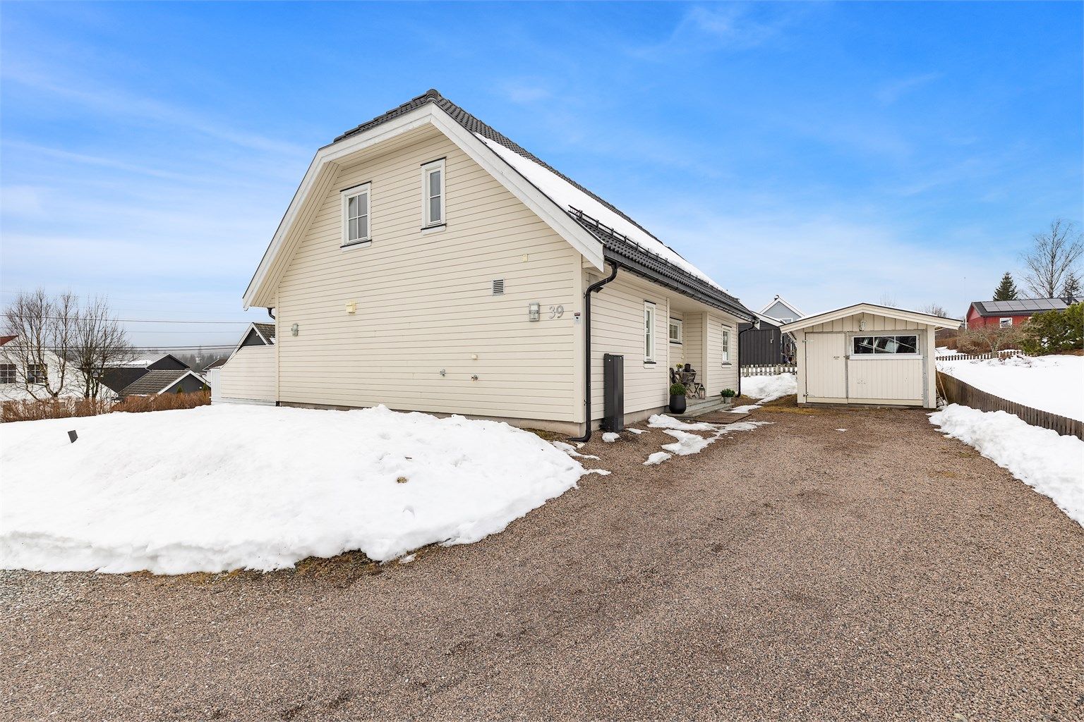 På nordvest siden av huset ligger den praktisk bod med god plass. Boligen har montert snøfangere over inngangssiden for sikkerhet mot takras 