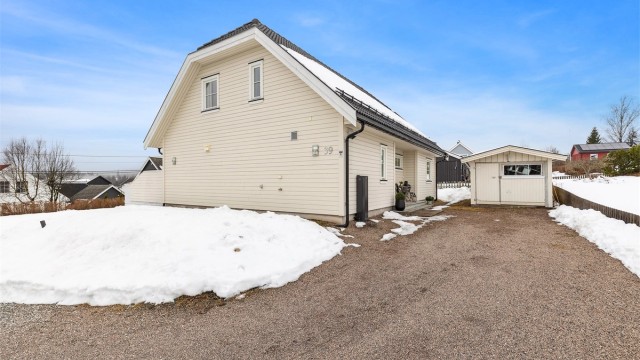 På nordvest siden av huset ligger den praktisk bod med god plass. Boligen har montert snøfangere over inngangssiden for sikkerhet mot takras