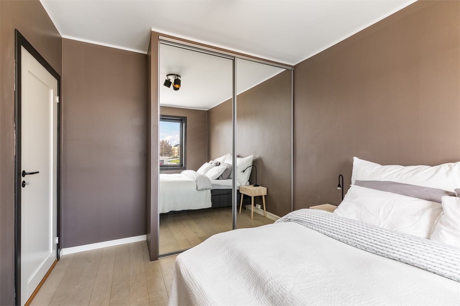 Hovedsoverommet er oppmålt til ca. 13 kvm. Ny speildørsgarderobe ble montert etter flytting veggen mot stuen. 