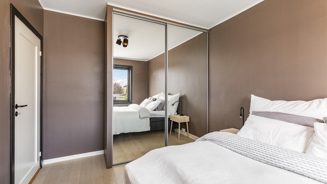 Hovedsoverommet er oppmålt til ca. 13 kvm. Ny speildørsgarderobe ble montert etter flytting veggen mot stuen.