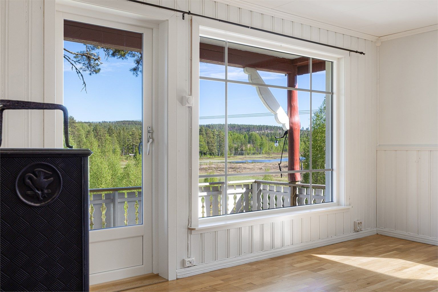 Fra stuen er det direkte utgang til en takoverbygd veranda på 8 m².
