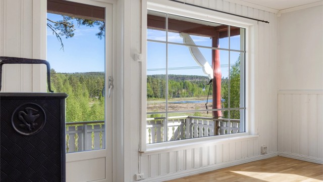 Fra stuen er det direkte utgang til en takoverbygd veranda på 8 m².