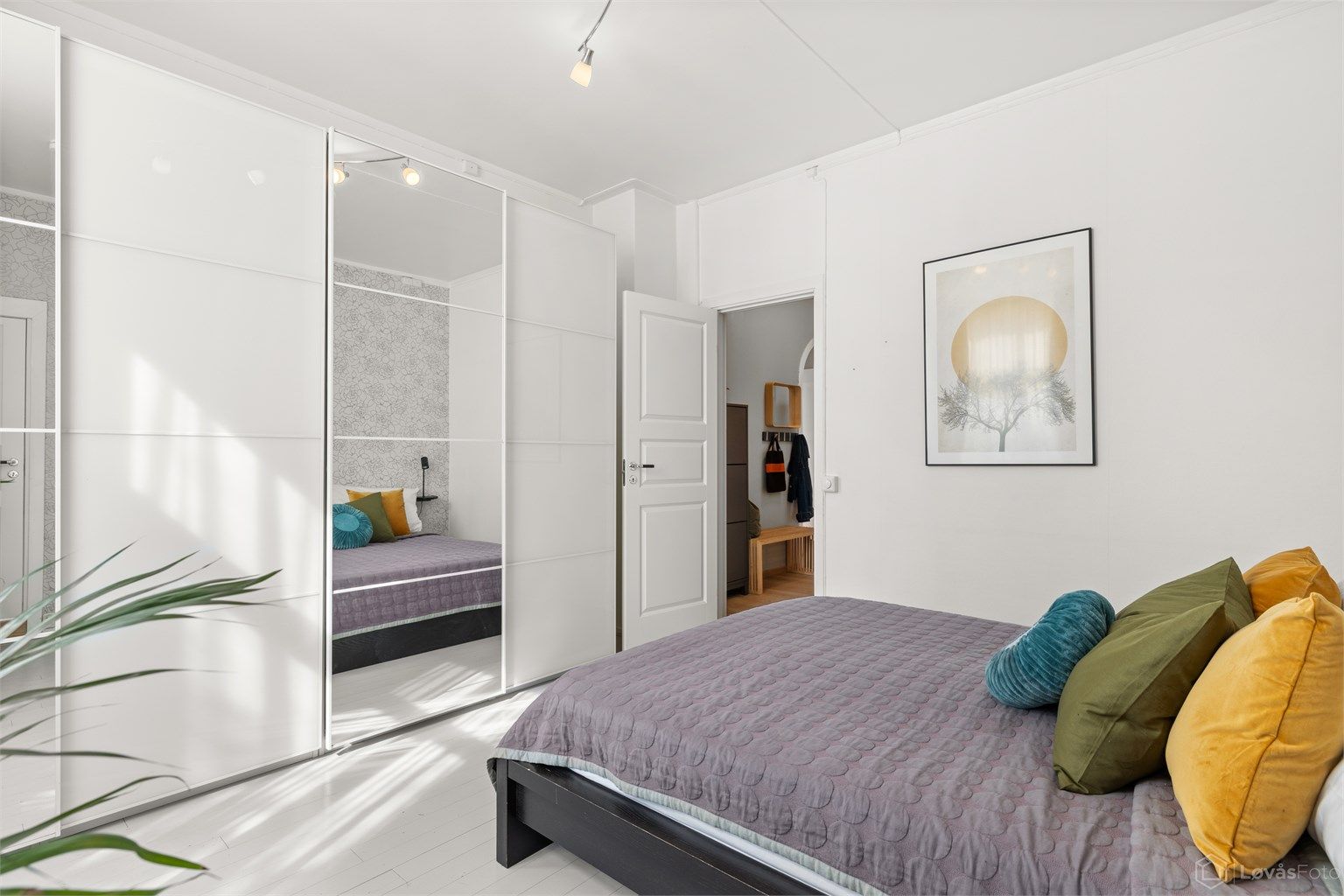 Soverom 1 med skyvedørsgarderobe
