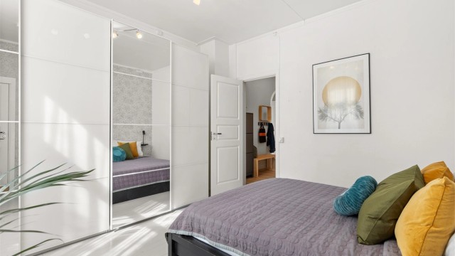 Soverom 1 med skyvedørsgarderobe