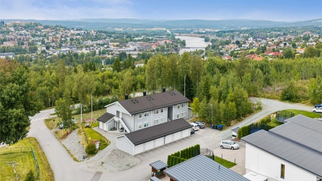 Velkommen til Jørgen Dales veg 5! Hyggelig og lettstelt leilighet i 2. etasje i Marikollen, med flott utsikt mot Kongsvinger festning. (Foto: EFKT v/ Ole Kaldal)