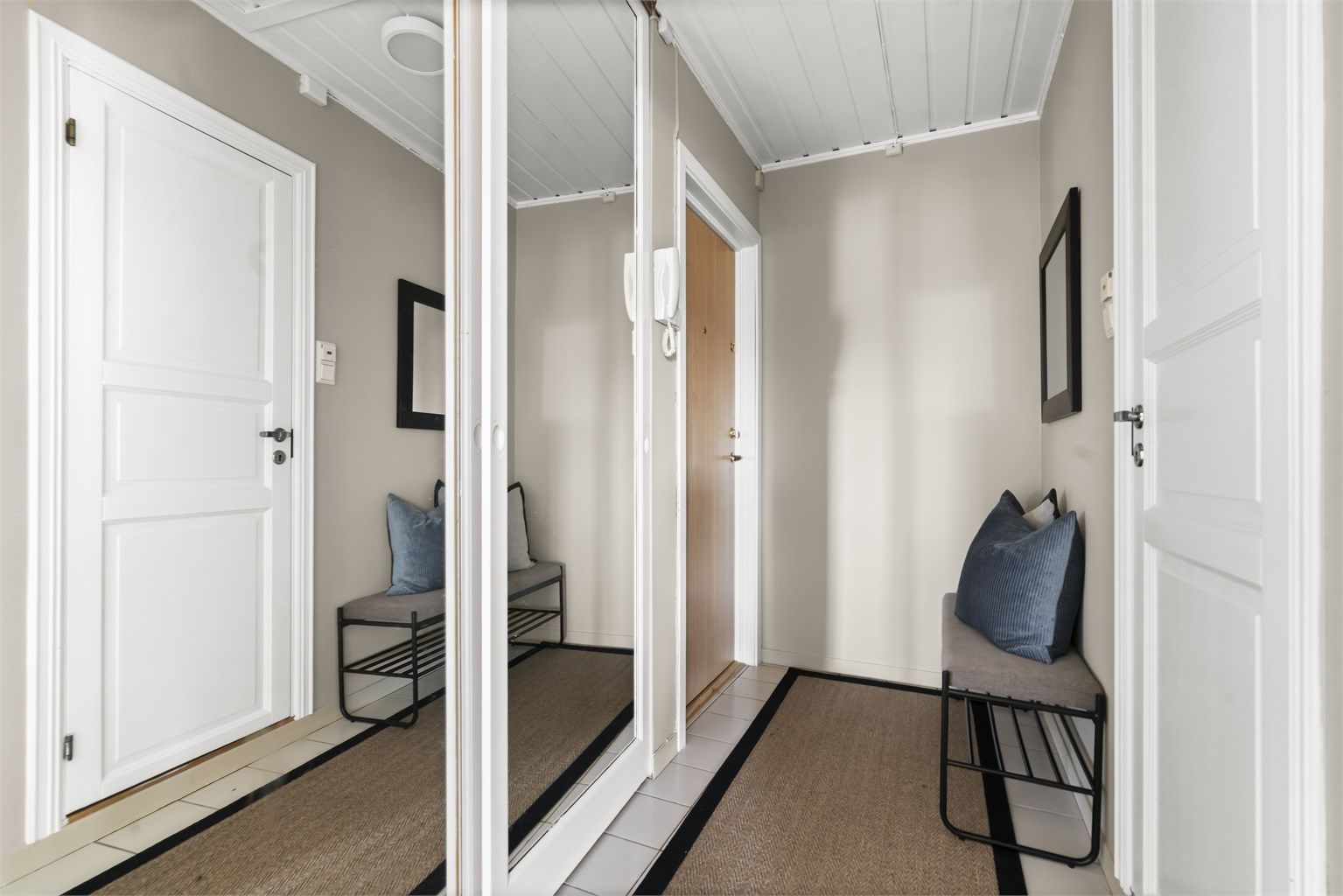 Velkommen inn! Praktisk skyvedørsgarderobe i entréen.