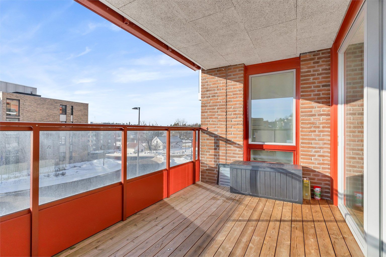 Lun og solrik balkong