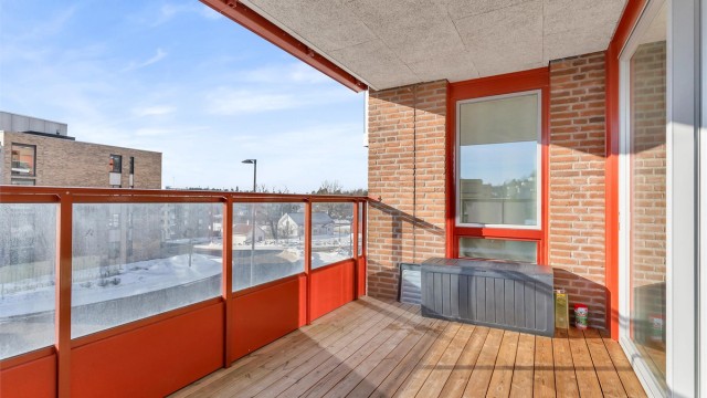 Lun og solrik balkong