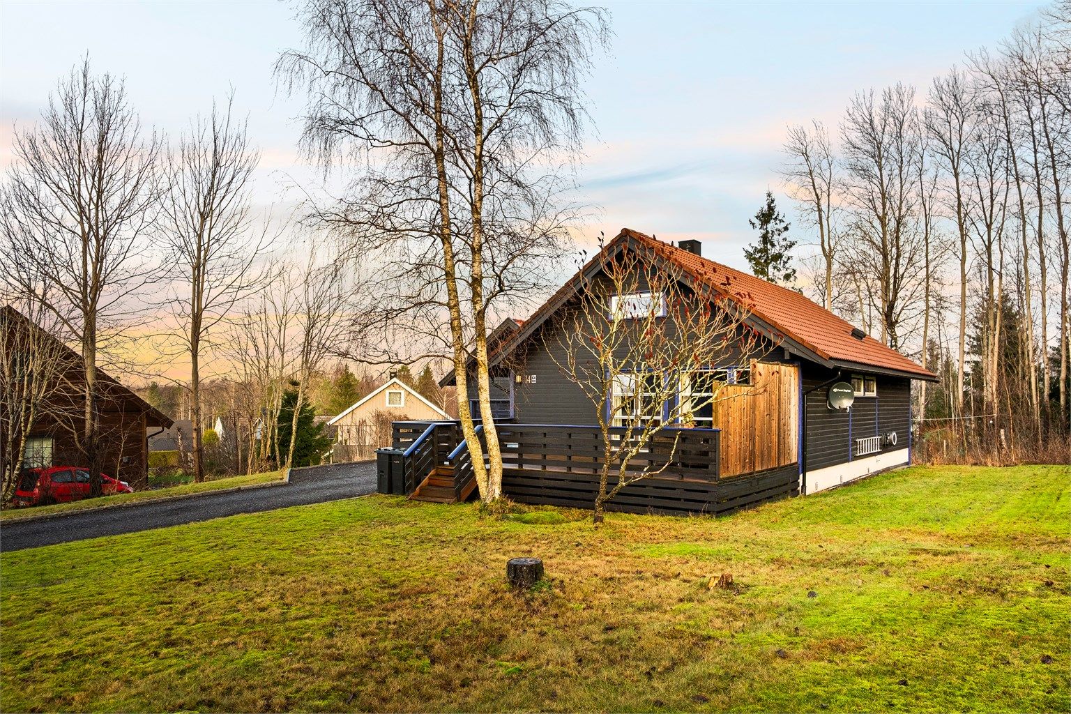 Eneboligen er en modell av typen Domino fra Idé-Hus. Den ble ferdigstilt høsten 1985 og er i dag velholdt. Fotograf; Kristoffer Kristiansen.
