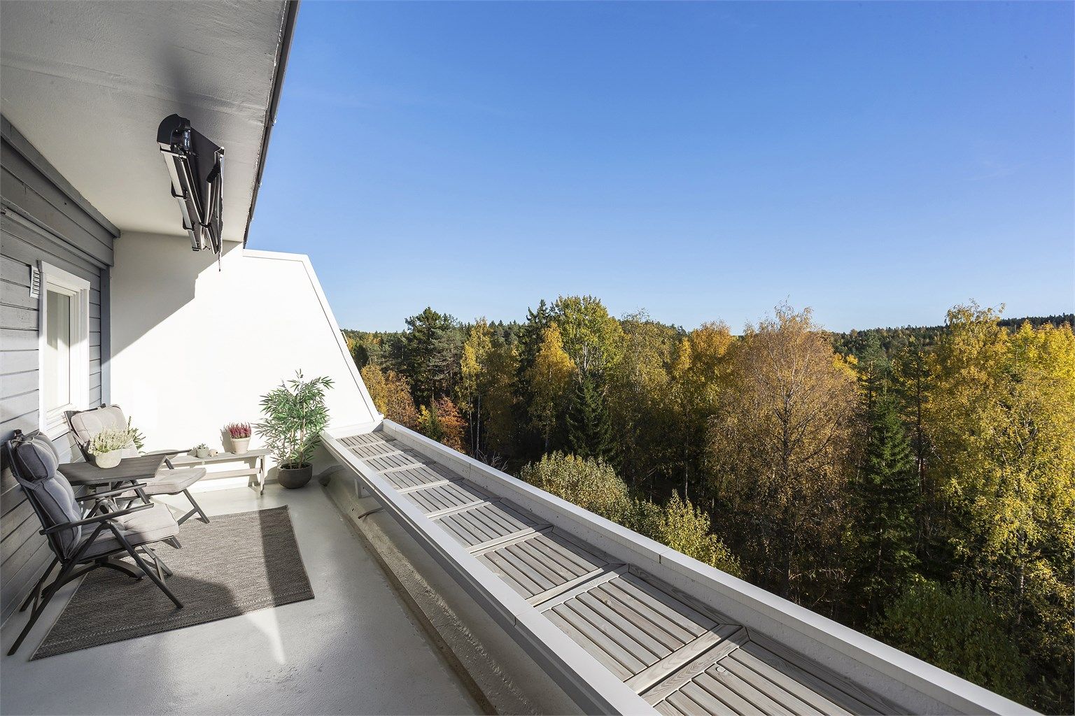 Sydøstvendt terrasse på 14 kvm med morgen- og formiddagssol. 