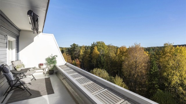Sydøstvendt terrasse på 14 kvm med morgen- og formiddagssol.